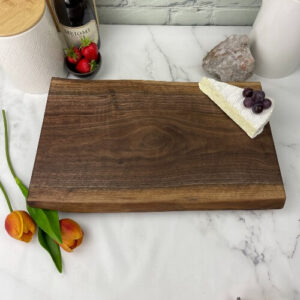 Walnut cheese board that can be engraved.